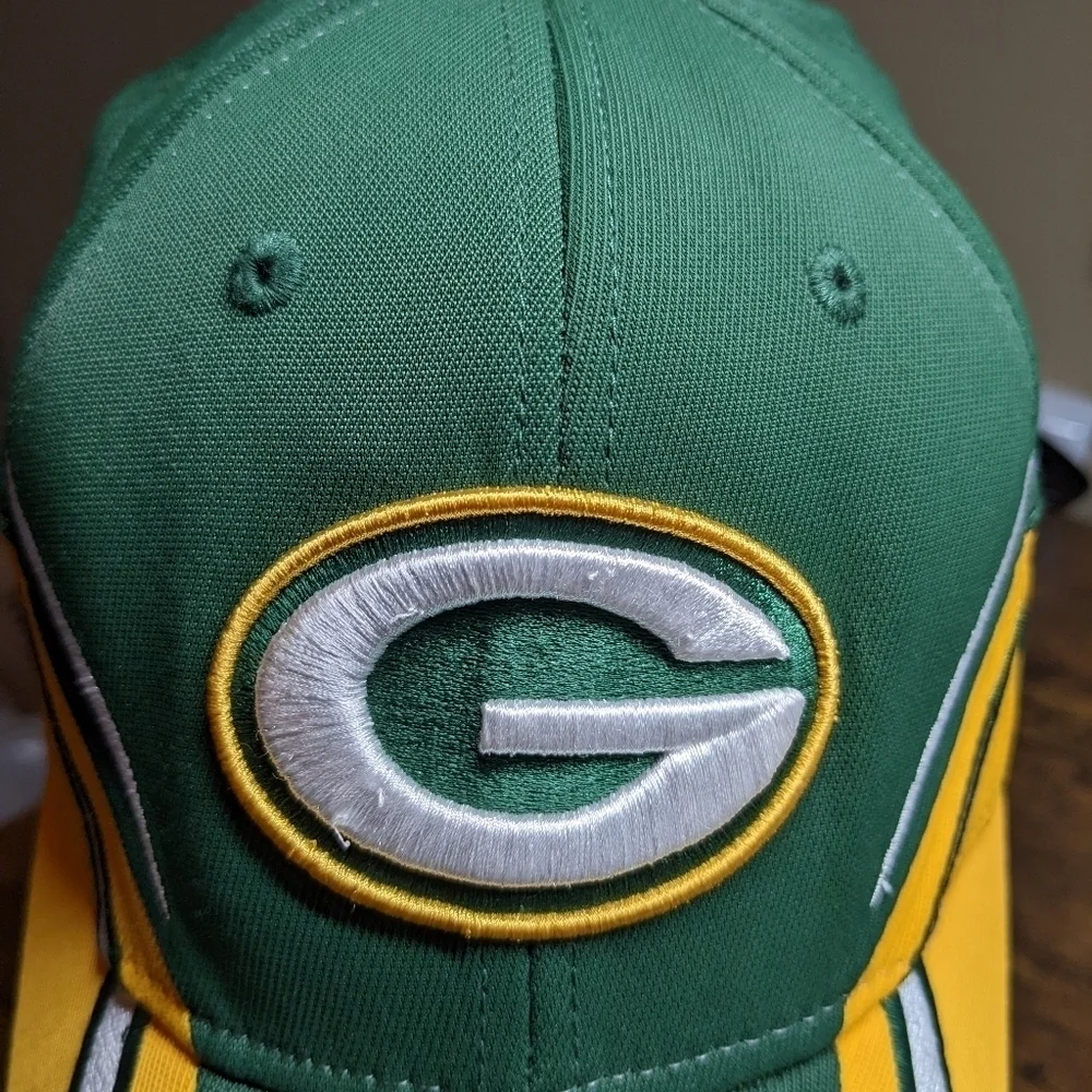 REEBOK Green Bay Packer Authentic Sideline Mens Fitted Hat EUC
